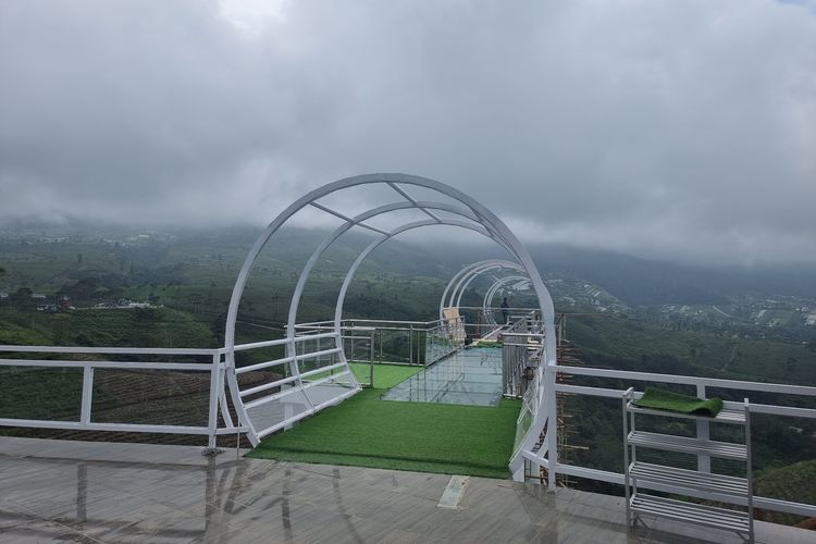 Kemuning Sky Hills, Wisata Baru Jembatan Kaca yang Hits di Karanganyar